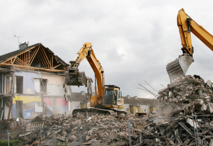 عملية ترحيل مخلفات البناء بشكل منظم وآمن بيئياً