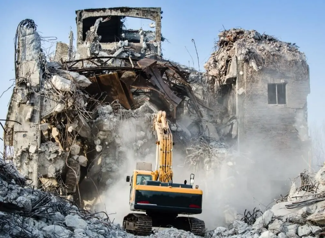 معدات هدم حديثة - حفار هيدروليكي حديث أثناء عملية الهدم