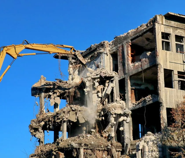 معدات هدم متطورة ومتقدمة في موقع العمل