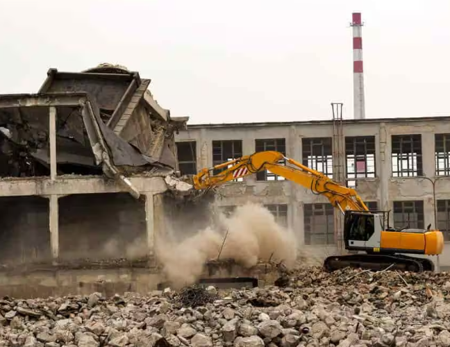 هدم فلل في الرياض - فيلا قيد الإزالة بجوار حفارة متخصصة